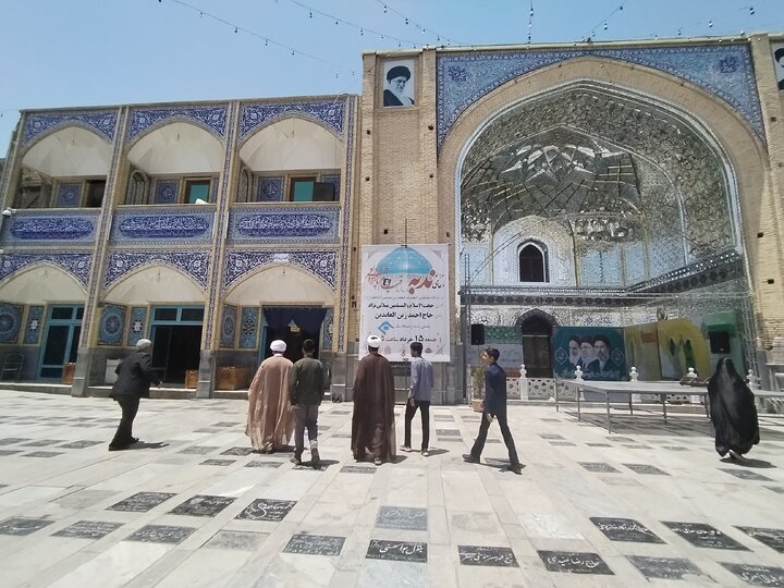 حاشیه در راهپیمایی ۱۵ خرداد پیشوا؛ هدایت خبرنگار ایسنا از ورودی آقایان به حیاط حرم