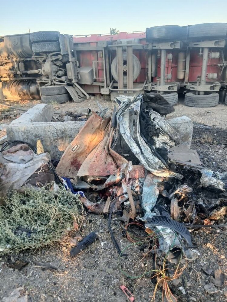 ۴ عضو یک خانواده در برخورد مرگبار پژو ۴۰۵ با کشنده ولوو در محور زنجان–میانه جان باختند