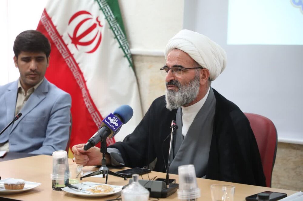 امام جمعه سمنان: ادبیات آموزشی ما هنوز مبتنی بر روخوانی کتاب‌ها است