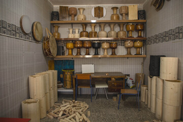 نمایی از کارگاه ساخت کمانچه