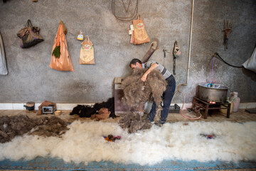 پاشیدن پشم بر روی نقش های آماده شده در روستای ابر سیج