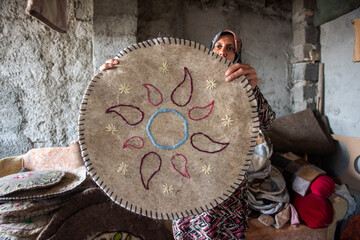 پادری آماده شده توسط زن نمد مال در روستای ابر سیج