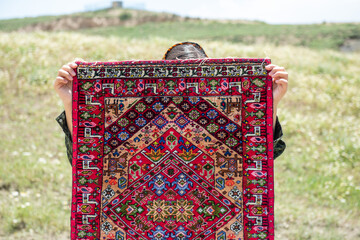 فرش ترکمن باقته ی دست دختر جوان در روستای مرزی بش دره