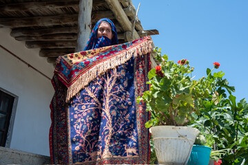 نمونه‌ای منحصربفرد از فرش ابریشم دورو بافته شده توسط بانوی سالمند در روستای دویدوخ راز و جرگلان