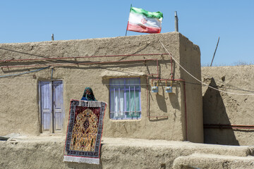 نمونه‌ای منحصربفرد از فرش ابریشم دورو بافته شده توسط بانوی سالمند در روستای دویدوخ راز و جرگلان