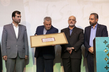 اولین اکران عمومی مستند «شاخه‌ای روی آب»
