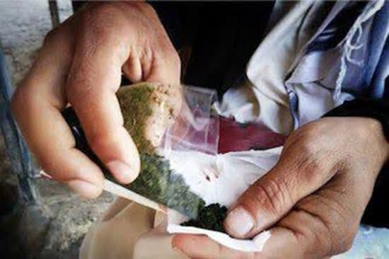 بمب ساعتی زیر لب؛ کشف نگران‌کننده فلزات سمی در مخدر «ناس» در بازار کرمان و رفسنجان