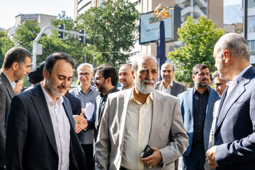  لطف‌الله فروزنده، معاون هماهنگی و امور مناطق شهرداری تهران در مراسم رونمایی از یادمان شهدای جنگ ۱۲ روزه