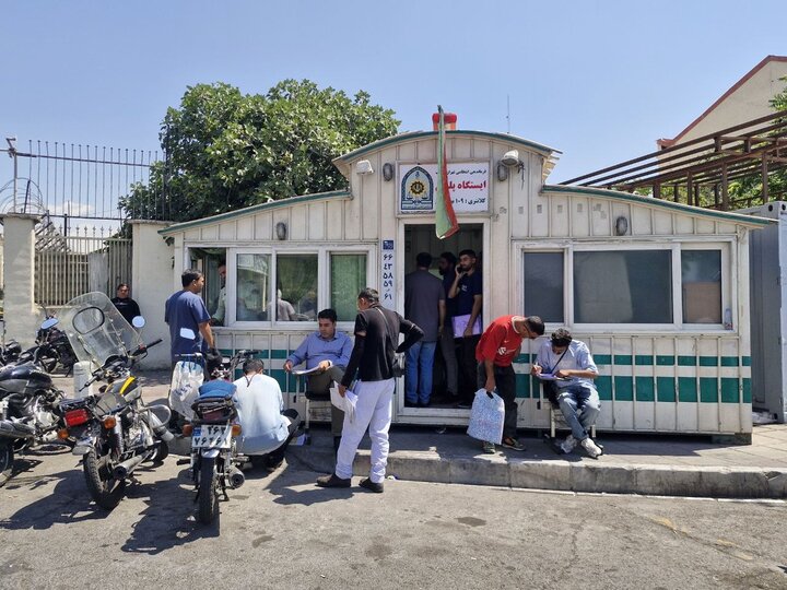 میز خدمت پلیس زیر آسمان شهر