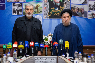 حجت‌الاسلام سیدمحمدرضا میرتاج‌الدینی، معاون استان‌های شورای هماهنگی تبلیغات اسلامی و ابراهیم عزیزی، رئیس کمیسیون امنیت ملی و سیاست خارجی مجلس درنشست هفته بازخوانی و افشای حقوق بشر آمریکایی