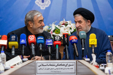 حجت‌الاسلام سیدمحمدرضا میرتاج‌الدینی، معاون استان‌های شورای هماهنگی تبلیغات اسلامی و ابراهیم عزیزی، رئیس کمیسیون امنیت ملی و سیاست خارجی مجلس درنشست هفته بازخوانی و افشای حقوق بشر آمریکایی