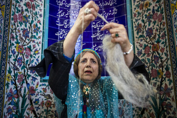 مسابقه نخ‌ریسی سنتی میان ۵۰ فعال ماهر زن عشایر ایل قشقایی - آرامگاه سعدی