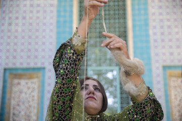 مسابقه نخ‌ریسی سنتی میان ۵۰ فعال ماهر زن عشایر ایل قشقایی - آرامگاه سعدی
