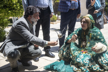 بازدید دکتر بهزاد مریدی مدیر کل سازمان میراث فرهنگی و گردشگری فارس از مسابقه نخ‌ریسی سنتی