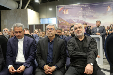 علی نیکزاد نایب‌رئیس مجلس شورای اسلامی و صدیف بدری و احد بیوته نمایندگان اردبیل در مجلس شورای اسلامی در آئین بهره‌برداری رسمی راه‌آهن اردبیل و راه‌اندازی قطار اردبیل-مشهد