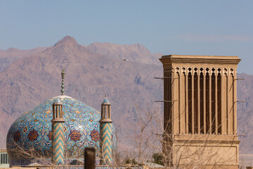 همزیستی انسان، معماری و طبیعت در بادگیرهای یزد به‌خوبی قابل مشاهده است.