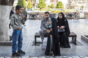 جامعه‌شناسان از تغییر ارزش‌های اجتماعی به عنوان یکی از دلایل کاهش فرزندآوری یاد می‌کنند. نسل جدید بیش از گذشته بر استقلال فردی، تحصیل و پیشرفت شغلی تأکید دارد.