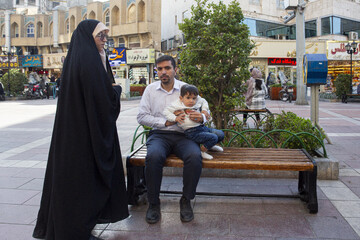 ایران در کمتر از چهار دهه یکی از سریع‌ترین افت‌های باروری جهان را تجربه کرده است. نرخ باروری که در دهه ۱۳۶۰ بیش از ۶ فرزند به ازای هر زن بود، امروز به حدود ۱.۶ فرزند رسیده؛ رقمی که پایین‌تر از سطح لازم برای جایگزینی نسل‌هاست.