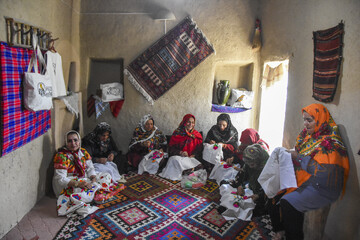 زنان روستای «قلعه بالا» در کنار پخت نان محلی و کمک به مردان در کشاورزی، به سوزن دوزی و گلیم بافی نیز مشغولند.