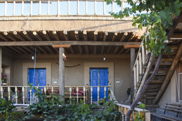 یکی از جاذبه های گردشگری روستای «قلعه بالا» وجود خانه های بومگردی با معماری خاص خانه های کویری است.