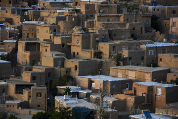 روستای «قلعه بالا»، روستایی با بافت پلکانی و معماری بومی به ماسوله کویر معروف است.