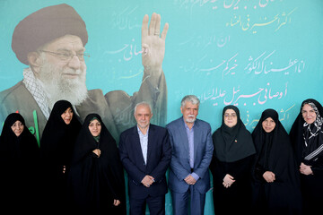 فاطمه مهاجرانی، سخنگوی دولت،  سید عباس صالحی، وزیر ارشاد و زهرا بهروزآذر، معاون امور زنان در سومین آیین «امین ایران»