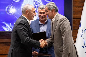 سیدحمید پورمحمدی، رئیس سازمان برنامه و بودجه، اصغر نورالله‌ زاده، رئیس هیات عامل صندوق نوآوری و شکوفایی در آیین امضا و مبادله توافق‌نامه همکاری چهار جانبه «ارتقای تاب‌آوری و افزایش بهره‌وری بخش سلامت بر پایه به‌کارگیری محصولات و خدمات دانش‌بنیان»