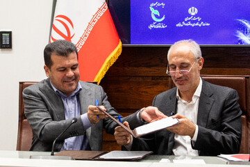 سیدحمید پورمحمدی، رئیس سازمان برنامه و بودجه، حسین افشین، معاون علمی، فناوری و اقتصاد دانش‌بنیان رئیس‌جمهور در آیین امضا و مبادله توافق‌نامه همکاری چهار جانبه «ارتقای تاب‌آوری و افزایش بهره‌وری بخش سلامت بر پایه به‌کارگیری محصولات و خدمات دانش‌بنیان»