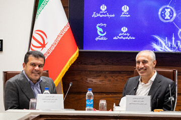 سیدحمید پورمحمدی، رئیس سازمان برنامه و بودجه، حسین افشین، معاون علمی، فناوری و اقتصاد دانش‌بنیان رئیس‌جمهور در آیین امضا و مبادله توافق‌نامه همکاری چهار جانبه «ارتقای تاب‌آوری و افزایش بهره‌وری بخش سلامت بر پایه به‌کارگیری محصولات و خدمات دانش‌بنیان»