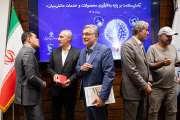 محمدرضا ظفرقندی، وزیر بهداشت، درمان و آموزش پزشکی، سیدحمید پورمحمدی، رئیس سازمان برنامه و بودجه، حسین افشین، معاون علمی، فناوری و اقتصاد دانش‌بنیان رئیس‌جمهور درآیین امضا و مبادله توافق‌نامه همکاری چهار جانبه «ارتقای تاب‌آوری و افزایش بهره‌وری بخش سلامت بر پایه به‌کارگیری محصولات و خدمات دانش‌بنیان»