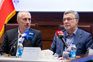 محمدرضا ظفرقندی، وزیر بهداشت، درمان و آموزش پزشکی، سیدحمید پورمحمدی، رئیس سازمان برنامه و بودجه در آیین امضا و مبادله توافق‌نامه همکاری چهار جانبه «ارتقای تاب‌آوری و افزایش بهره‌وری بخش سلامت بر پایه به‌کارگیری محصولات و خدمات دانش‌بنیان»