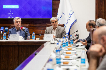 اصغر نورالله‌ زاده، رئیس هیات عامل صندوق نوآوری و شکوفایی، محمدرضا ظفرقندی، وزیر بهداشت، درمان و آموزش پزشکی در آیین امضا و مبادله توافق‌نامه همکاری چهار جانبه «ارتقای تاب‌آوری و افزایش بهره‌وری بخش سلامت بر پایه به‌کارگیری محصولات و خدمات دانش‌بنیان»