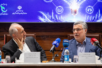 محمدرضا ظفرقندی، وزیر بهداشت، درمان و آموزش پزشکی، سیدحمید پورمحمدی، رئیس سازمان برنامه و بودجه در آیین امضا و مبادله توافق‌نامه همکاری چهار جانبه «ارتقای تاب‌آوری و افزایش بهره‌وری بخش سلامت بر پایه به‌کارگیری محصولات و خدمات دانش‌بنیان»