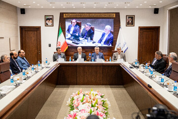 اصغر نورالله‌ زاده، رئیس هیات عامل صندوق نوآوری و شکوفایی، محمدرضا ظفرقندی، وزیر بهداشت، درمان و آموزش پزشکی، سیدحمید پورمحمدی، رئیس سازمان برنامه و بودجه، حسین افشین، معاون علمی، فناوری و اقتصاد دانش‌بنیان رئیس‌جمهور درآیین امضا و مبادله توافق‌نامه همکاری چهار جانبه «ارتقای تاب‌آوری و افزایش بهره‌وری بخش سلامت بر پایه به‌کارگیری محصولات و خدمات دانش‌بنیان»