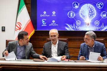 محمدرضا ظفرقندی، وزیر بهداشت، درمان و آموزش پزشکی، سیدحمید پورمحمدی، رئیس سازمان برنامه و بودجه، حسین افشین، معاون علمی، فناوری و اقتصاد دانش‌بنیان رئیس‌جمهور درآیین امضا و مبادله توافق‌نامه همکاری چهار جانبه «ارتقای تاب‌آوری و افزایش بهره‌وری بخش سلامت بر پایه به‌کارگیری محصولات و خدمات دانش‌بنیان»
