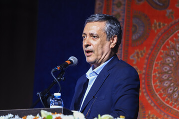 سخنرانی سیدمهدی طبیب‌زاده، رئیس اتاق بازرگانی، صنایع، معادن و کشاورزی کرمان در افتتاح نمایشگاه صنایع‌ دستی خلاق تُرنگ - کرمان