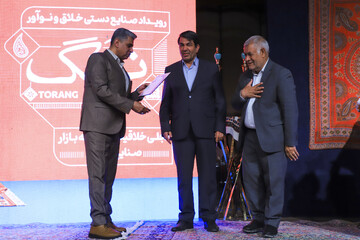 محمدعلی طالبی استاندار ،سیدموید محسن‌نژادمدیرکل میراث‌فرهنگی، گردشگری و صنایع‌دستی استان و شهباز حسن پور نماینده مردم کرمان و راور در مجلس شورای اسلامی درافتتاح نمایشگاه صنایع‌ دستی خلاق تُرنگ - کرمان