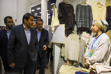 بازدید استاندار کرمان از غرفه‌های نمایشگاه در حاشیه افتتاح نمایشگاه صنایع‌ دستی خلاق تُرنگ  