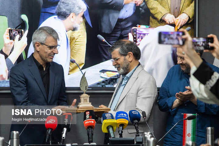 سخنگوی وزارت خارجه نشان ادبی دریافت کرد