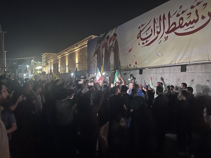 تجمع للبنانیین أمام السفارة الإيرانية في بیروت
