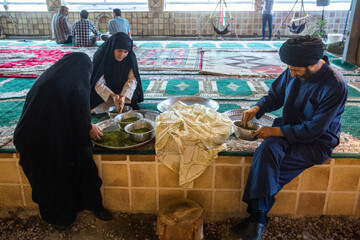 پخت نان نذری توسط جمعی از خانواده شهدا - قم