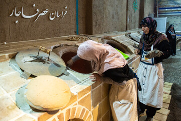 پخت نان نذری توسط جمعی از خانواده شهدا - قم