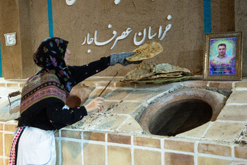 پخت نان نذری توسط جمعی از خانواده شهدا - قم