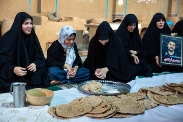 پخت نان نذری توسط جمعی از خانواده شهدا - قم