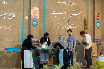 پخت نان نذری توسط جمعی از خانواده شهدا - قم