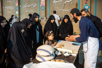 پخت نان نذری توسط جمعی از خانواده شهدا - قم
