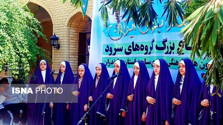 هم‌صدایی ۳۰ گروه سرود مازندران در جوار شهدای گمنام/ تجدید بیعت بچه‌های مسجد با شهدا