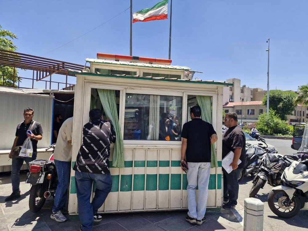 میز خدمت پلیس زیر آسمان شهر