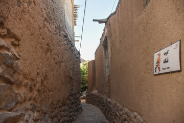 کوچه تنگه معروف به کوچه آشتی کنان به واسطه باریک بودن در روستای «قلعه بالا»