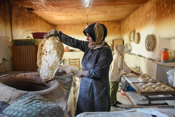 تنها نانوایی روستای قلعه بالا نیز توسط زنان روستا اداره می شود و بیشتر مردان روستا به شغل کشاورزی و دامداری مشغول هستند.